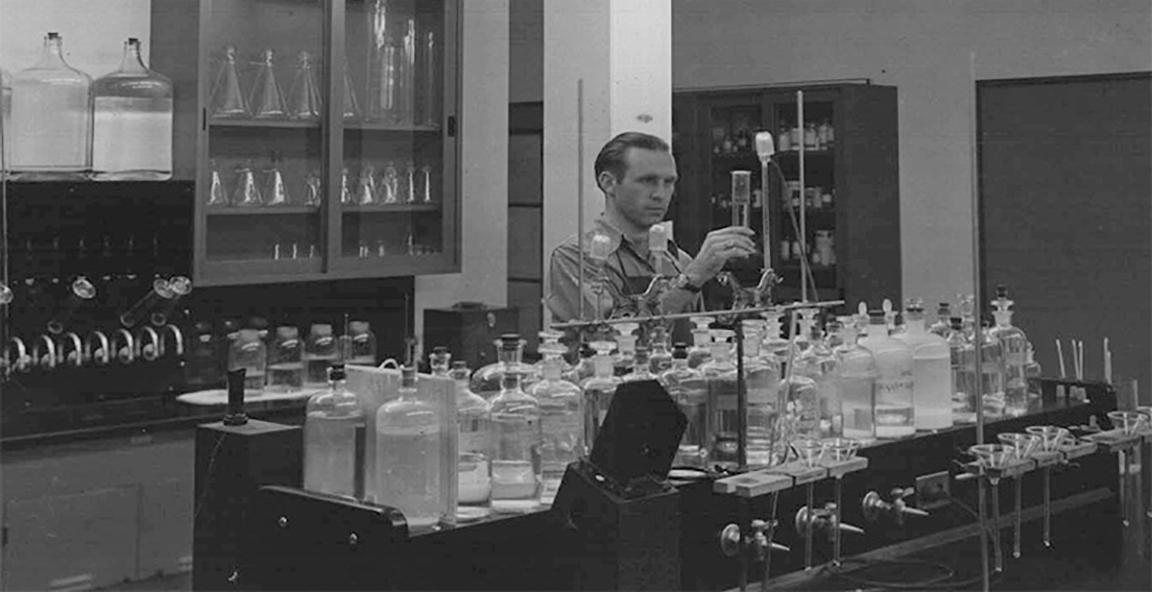化学家Paul Bodenhofer在化学实验室<a href='http://tpundp.jmuguo.com'>188bet棋牌平台</a>. 1942年2月9日.